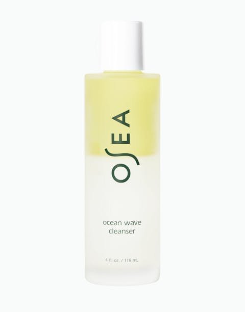 OSEA Ocean Wave Cleanser démaquillant biphasé et bouteille d'huile nettoyante sur fond blanc