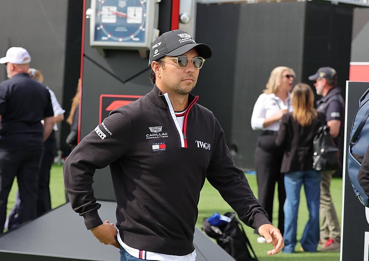 Image secondaire 1 - La voiture Gucci F1, le Tchèque Pérez plyoto vêtu de vêtements Tommy Hilfiger et la malle Louis Vuitton pour le trophée.