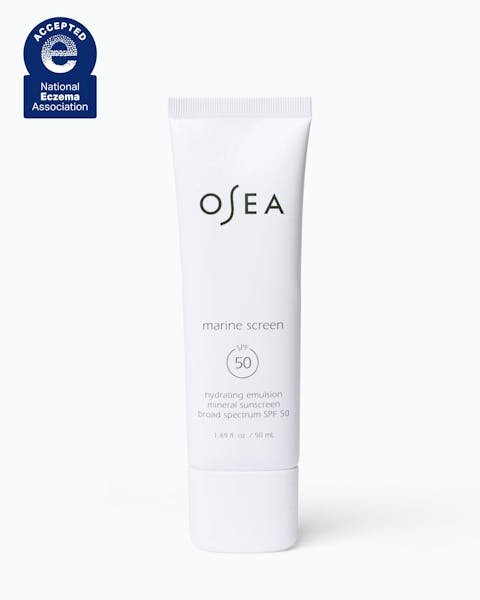 Tube de protection solaire à écran marin OSEA sur fond blanc avec badge d'acceptation de la National Eczema Association.