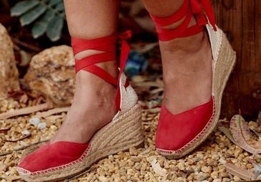 Espadrilles compensées rouges : la chaussure confortable et colorée qui revient en 2026