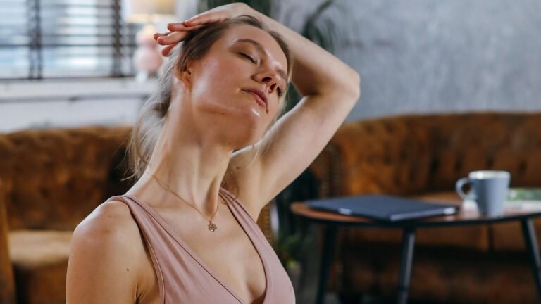 Pourquoi les étirements ne guérissent pas les tensions cervicales chroniques et ce que fait le Pilates différemment, selon deux experts
