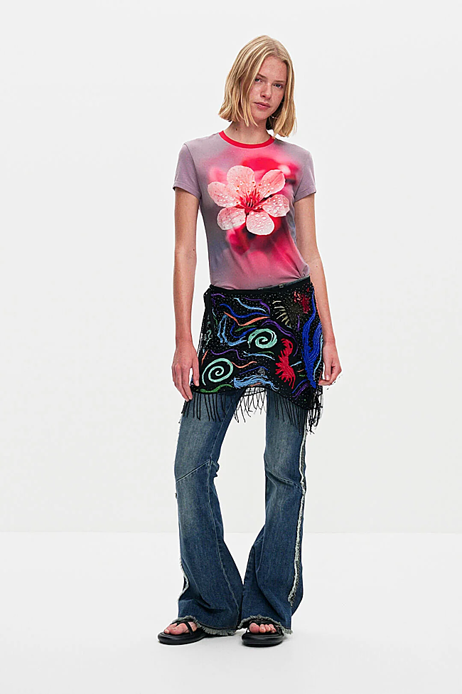 Un look Desigual avec un paréo sur un pantalon.