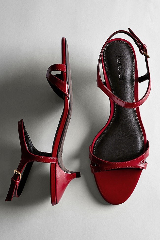 Sandales rouges Massimo Dutti (99,99 euros)