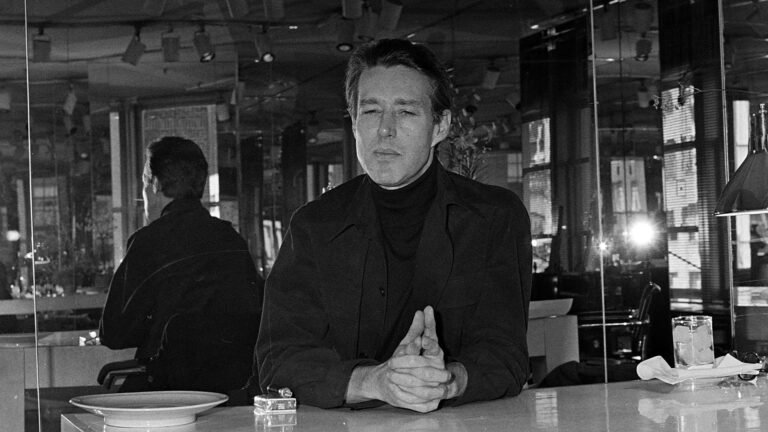 Qui était Roy Halston, le créateur des stars que l'histoire de la mode a oublié

