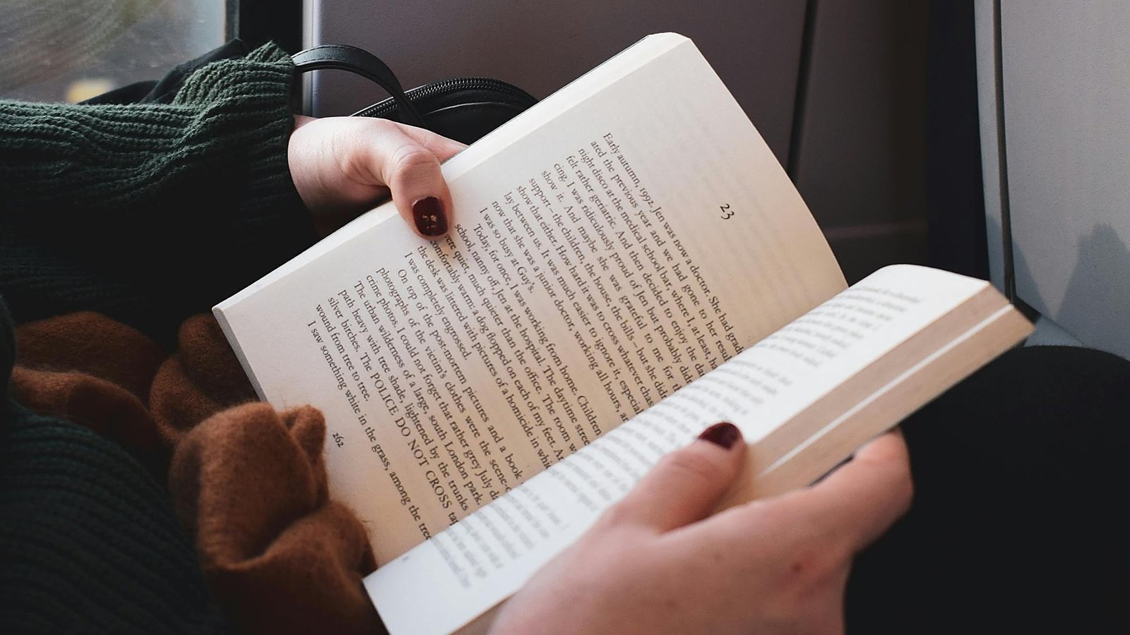 Les meilleurs livres à lire sur un long vol : des romans qui vous accrochent dès la première page