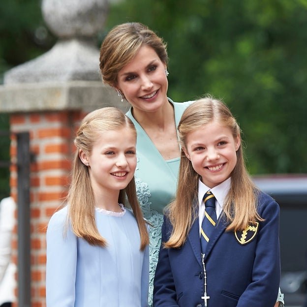 Queen Letizia dans une belle photo rétrospective avec Leonor et Sofia. 