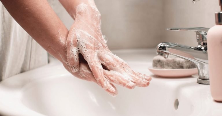 Le lavage des mains les rend-il secs? Essaye ça.