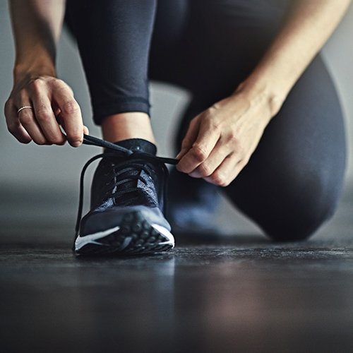 femme, attacher, chaussure running