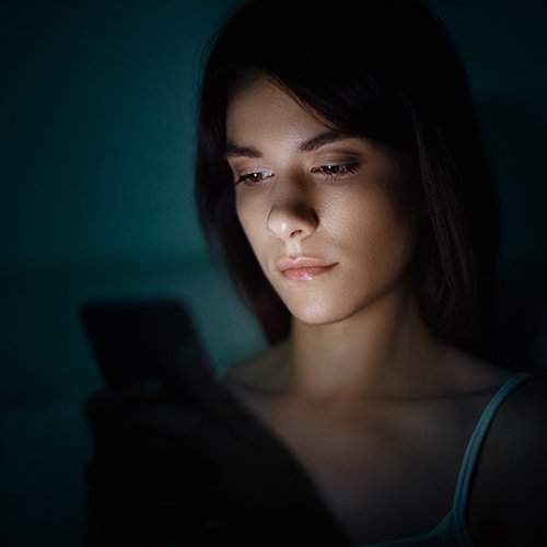 femme regarde, téléphone, dans lit