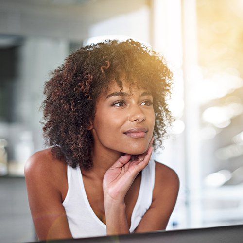 femme regardant dans le miroir