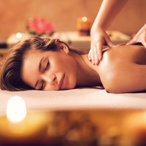 femme se faire masser dans un spa