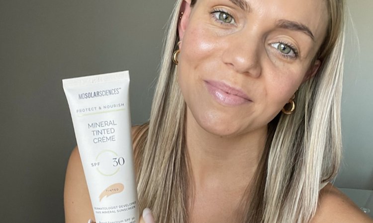 Ashley teinté SPF selfie