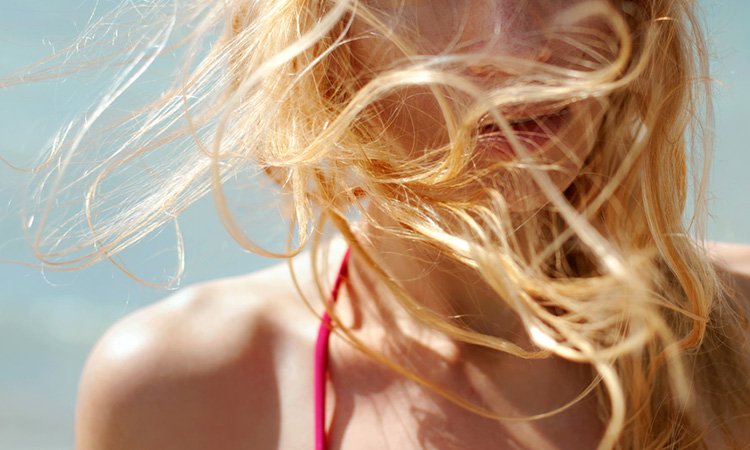 7 meilleurs produits pour prévenir les dommages causés par le soleil aux cheveux