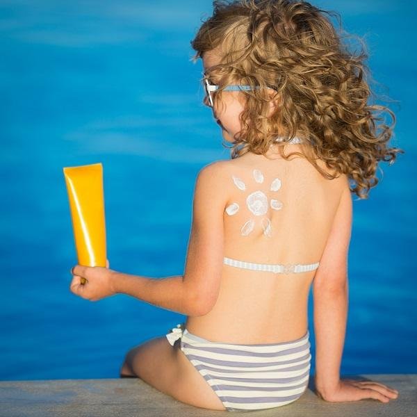 La crème solaire chimique est-elle sans danger ?