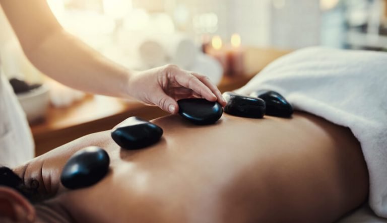 Avantages du massage aux pierres chaudes au spa