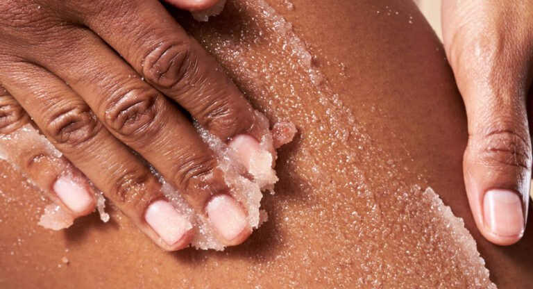 Pourquoi votre peau a besoin d’une exfoliation chimique et physique – OSEA® Malibu