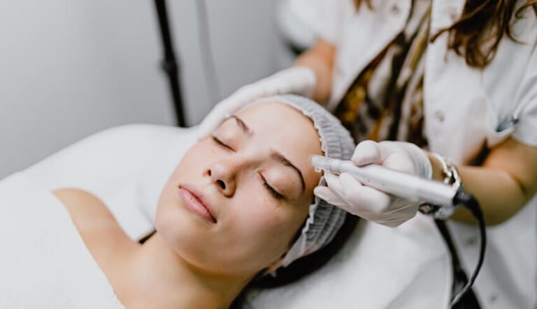 Questions et réponses des dermatologues pour les spas : le microneedling est-il sûr ?