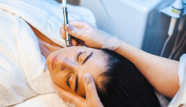 Guide de microdermabrasion pour les spas |  Soins de la peau bio Eminence