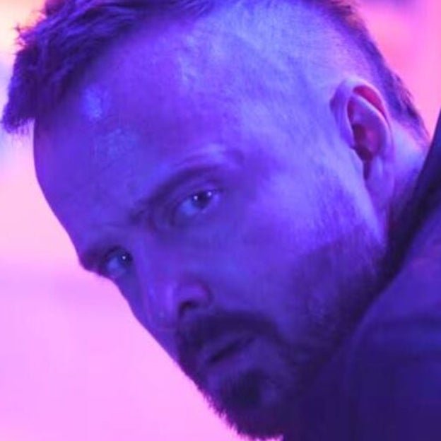 Le Brion (Aaron Paul) apparaît sur le navire pour aider les survivants.