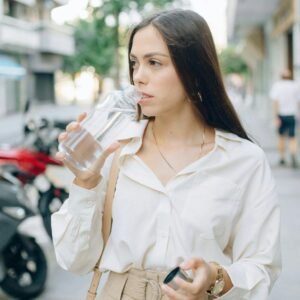 Boire peu d’eau déclenche le cortisol et augmente le niveau de stress