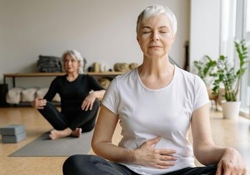 Comment faire la pose de la sauterelle à 50 ans : les variantes les plus simples des asnaa de yoga pour améliorer la flexibilité et augmenter la force
