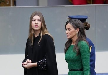 Infante Sofía, avec un manteau cape et ses inséparables danseuses fabriquées en Espagne à l'occasion de la Journée du patrimoine hispanique