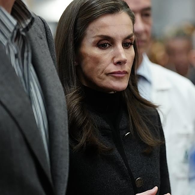 La reine Letizia écoute les paroles prononcées par le roi Felipe à l'hôpital de Cordoue, à la fin de sa visite à Adamuz.