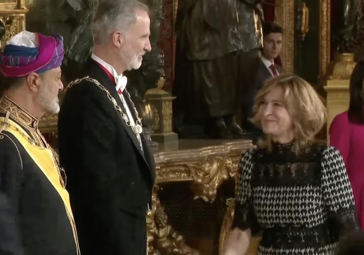 Rosa Lerchundi, au moment de saluer les rois et le sultan d'Oman, lors du baiser de main précédant le dîner de gala au Palais Royal.