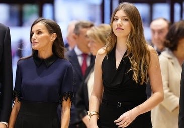 L'Infante Sofía balaie le concert de la Princesse des Asturies avec une combinaison noire à décolleté dos nu et des bijoux tendance