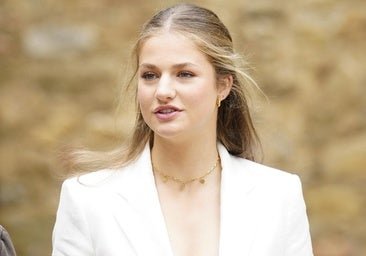 Leonor Repeat Regardez pour visiter Sant Martí de Vell: Costume de couture blanc et sac préféré de sa mère