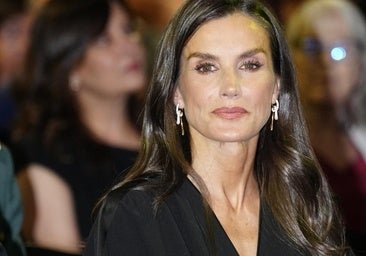La reine Letizia transforme un singe noir de base avec le plus élégant et le plus original dans les pentes d'Espagne