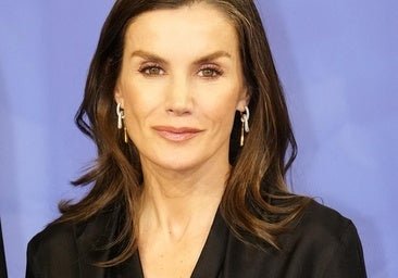 La reine Letizia, en noir et avec des boucles d'oreilles originales au concert hommage aux victimes du terrorisme
