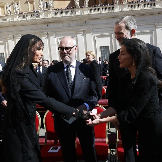 La reine Letizia et le roi Felipe accueillent Melania Trump aux funérailles du pape François. 