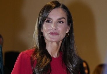 La reine Letizia présente la robe Adolfo Domínguez à l'occasion de la Journée mondiale de la santé mentale : en rouge et avec des détails romantiques