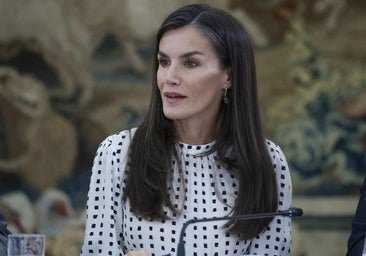 Queen Letizia ajoute à la tendance estivale: sauve les points de pois parfaits de Massimo Dutti