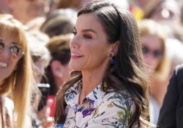 Queen Letizia est présentée au look de printemps parfait: robe tamponnée et les Espadrilles les plus confortables