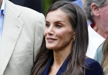 Le look d'inspiration marine de la reine Letizia à Sant Martí de Vell: un costume qui fait du sac Tipazo et Carolina Herrera