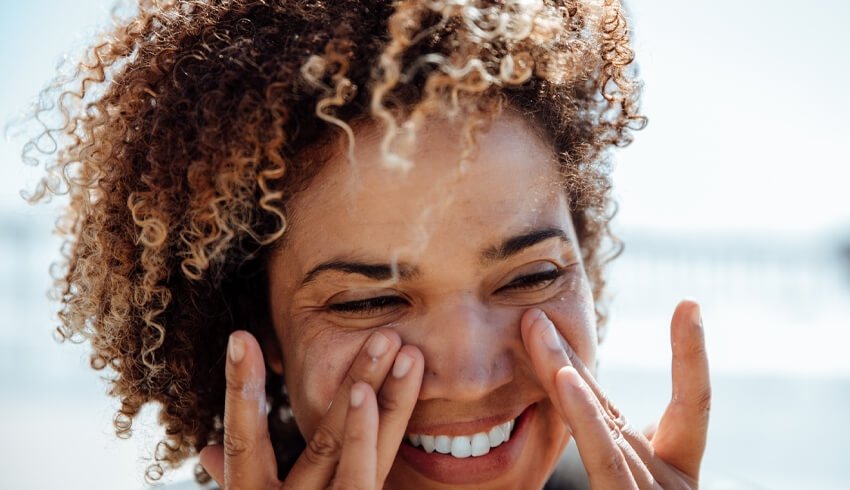 Le bronzage aide-t-il l'acné? Guide d'un dermatologue