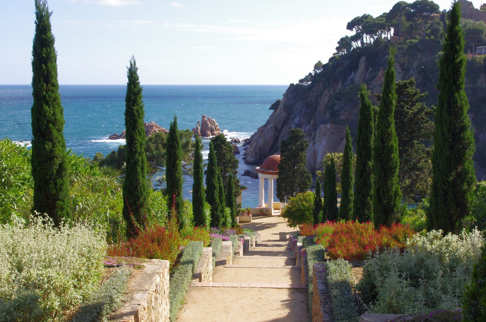 Le jardin botanique de Marimurtra est le plus beau et est dans le nord de l'Espagne