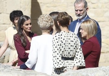 Orreur de coïncidence ou de protocole: Letizia et le délégué du gouvernement de Navarra ont mis le même costume de veste à Viana