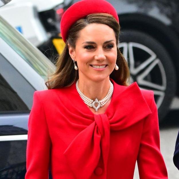 Le look spectaculaire de Kate Middleton pour son retour au Commonwealth: rouge et avec le collier de perles d'Isabel II