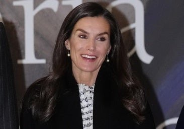 La reine Letizia présente un look plein de sens à l'exposition sur Victoria Eugenia : une tenue solidaire en tweed et un sac spécial