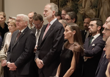 La reine Letizia éblouit l'ambassade d'Allemagne avec des mailles et des franges : elle répète l'une de ses plus belles robes noires