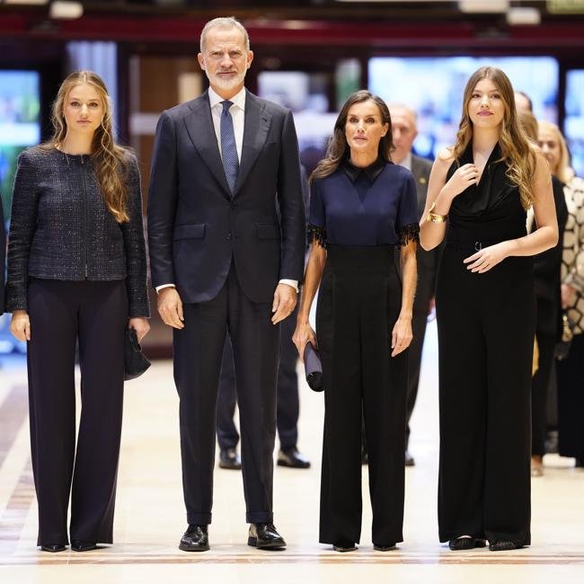 Les rois Felipe et Letizia ainsi que leurs filles, la princesse Leonor et l'infante Sofía, président le concert dans l'antichambre.
