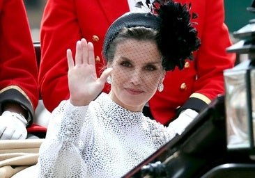 La reine du jour Letizia a éclipsé Kate Middleton et toutes les Royals anglais: marque andalou et bijoux du passage