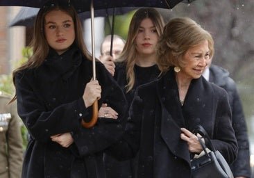 La princesse Leonor et l'infante Sofía, très unies et soutenant la reine Sofía, dans la chapelle brûlante d'Irène de Grecia à Madrid