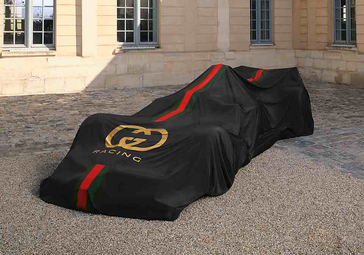 Image principale - La voiture Gucci F1, le Tchèque Pérez plyoto vêtu de vêtements Tommy Hilfiger et la malle Louis Vuitton pour le trophée.