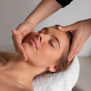 Massage facial qui réduit les liquides