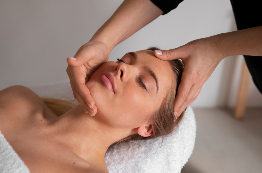 Massage facial qui réduit les liquides