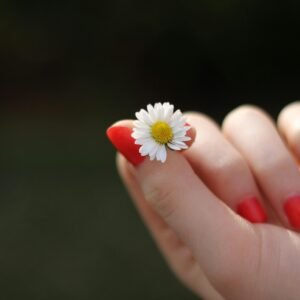 Non, ces taches blanches sur les ongles ne sont pas du manque de calcium